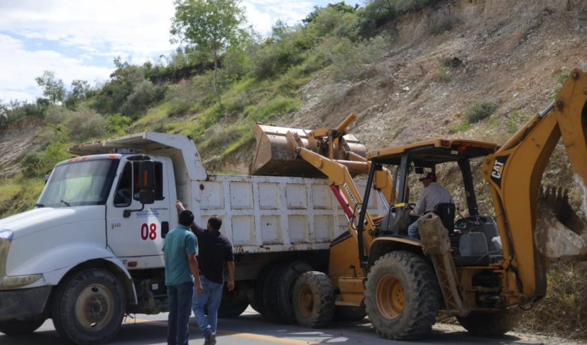 Compromiso con la Seguridad Vial: Retiro de Material en la Carretera Soto la Marina – Victoria