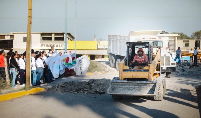 Banderazo de inicio de la rehabilitación con concreto hidráulico.