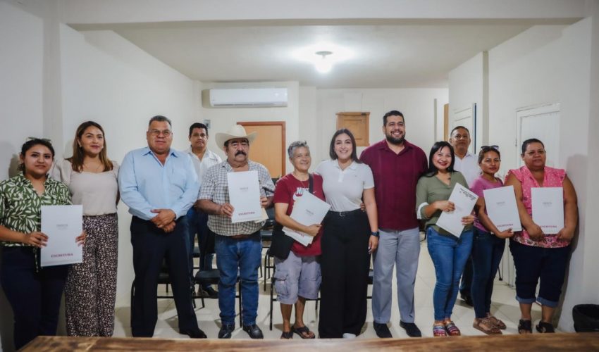Entrega de escrituras a familias de Soto la Marina